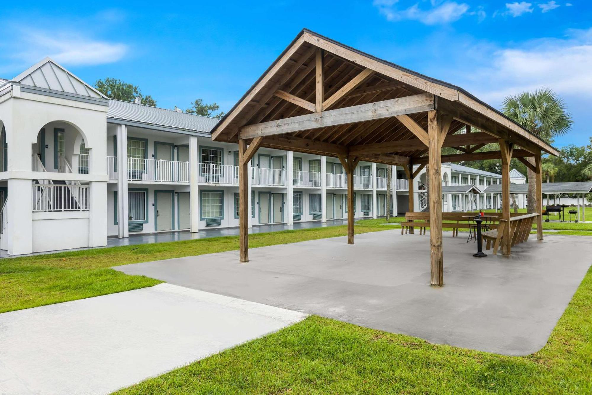 Suburban Studios By Choice Hotels - Award Winning - New 2024 - Walk To Eateries & Grocery - Ultra Sparkling - Garden Rooms - Designer Lighting & Right Off I-95 - Proudly An All American Managed Property Brunswick Εξωτερικό φωτογραφία