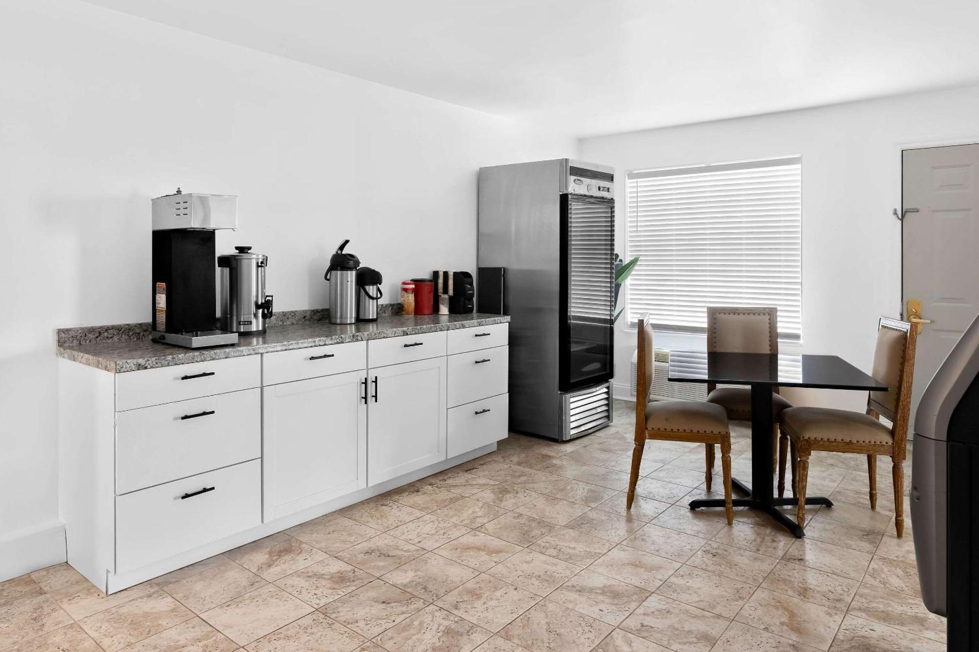 Suburban Studios By Choice Hotels - Award Winning - New 2024 - Walk To Eateries & Grocery - Ultra Sparkling - Garden Rooms - Designer Lighting & Right Off I-95 - Proudly An All American Managed Property Brunswick Εξωτερικό φωτογραφία