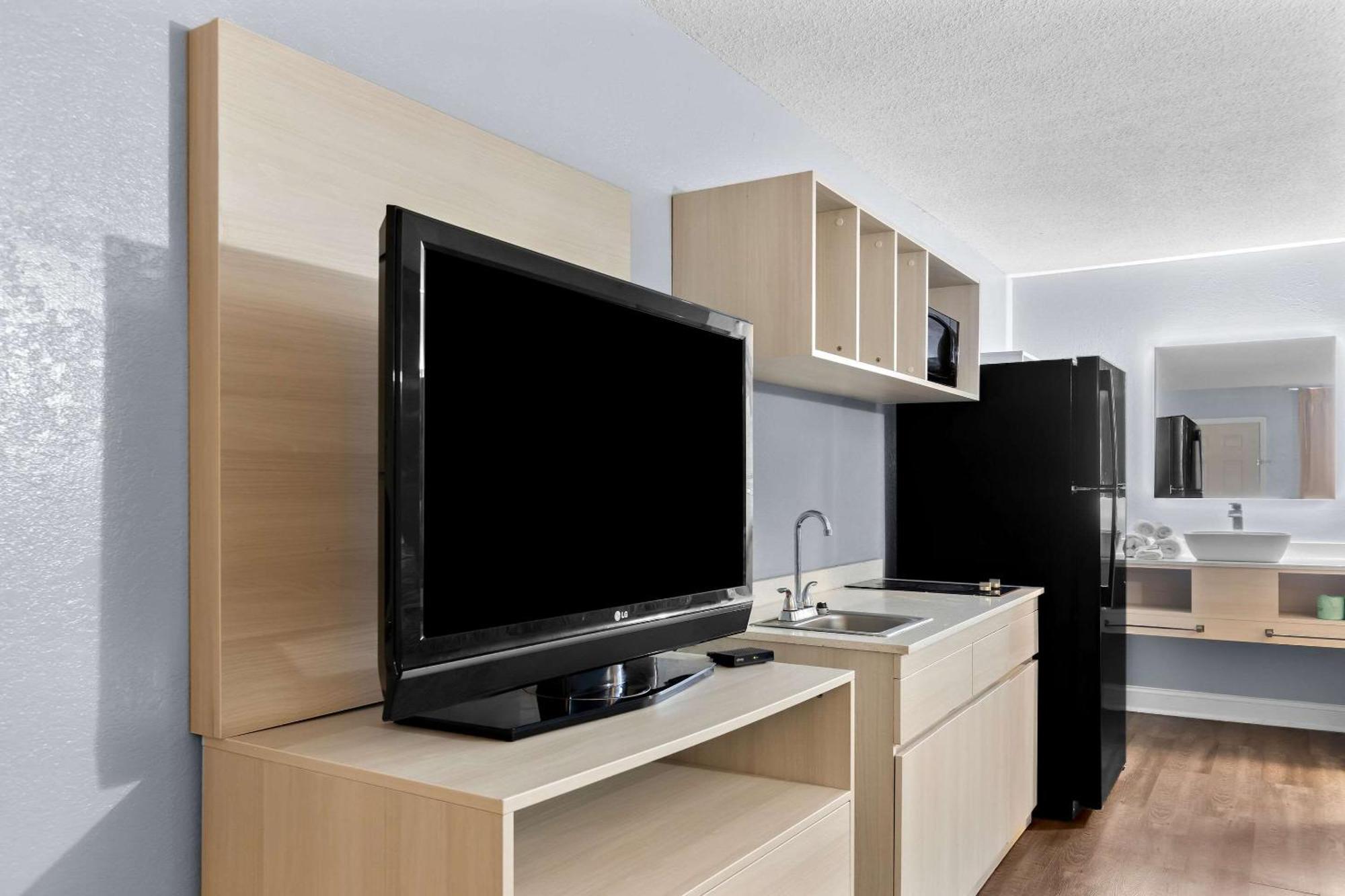 Suburban Studios By Choice Hotels - Award Winning - New 2024 - Walk To Eateries & Grocery - Ultra Sparkling - Garden Rooms - Designer Lighting & Right Off I-95 - Proudly An All American Managed Property Brunswick Εξωτερικό φωτογραφία