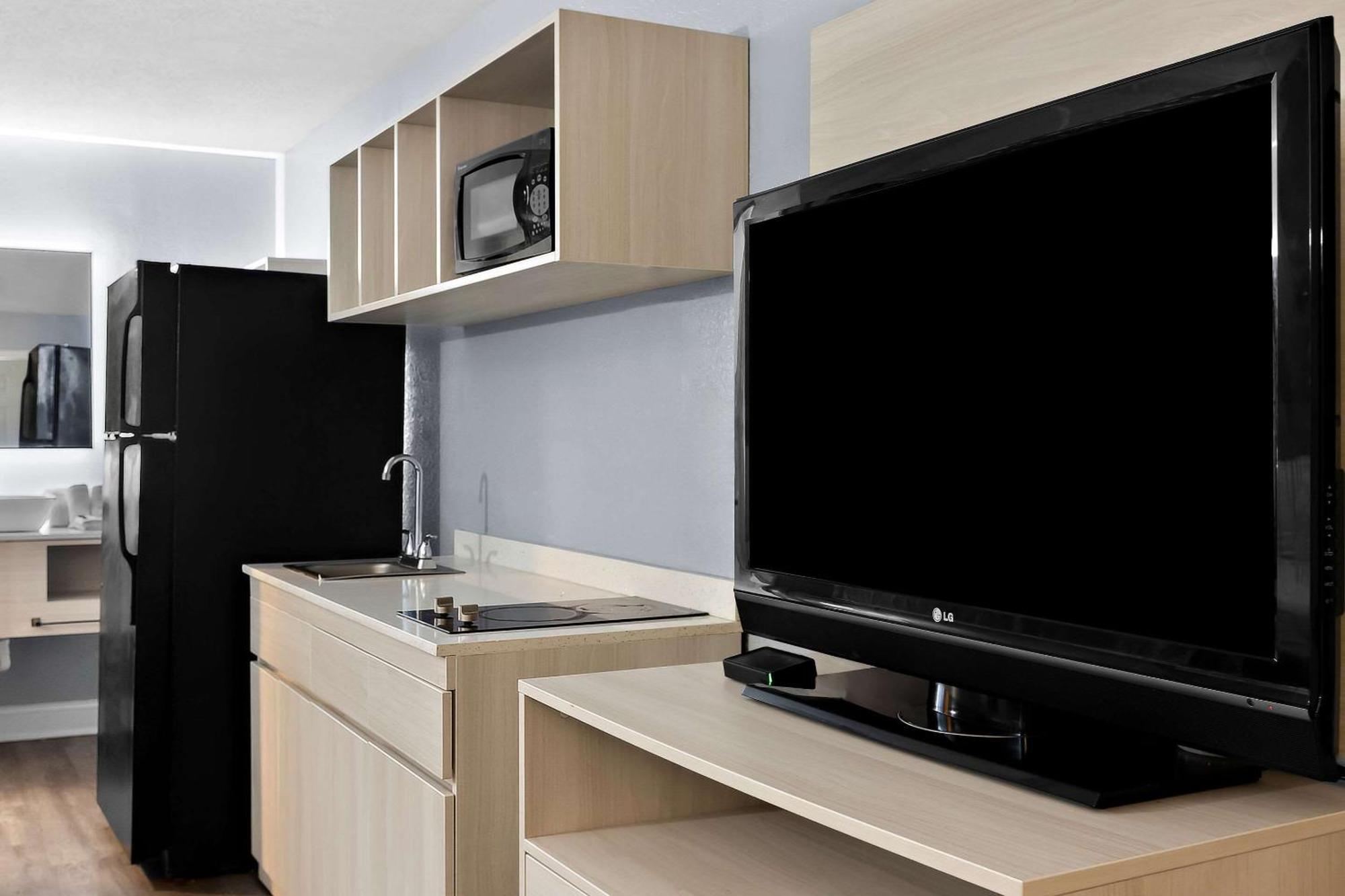 Suburban Studios By Choice Hotels - Award Winning - New 2024 - Walk To Eateries & Grocery - Ultra Sparkling - Garden Rooms - Designer Lighting & Right Off I-95 - Proudly An All American Managed Property Brunswick Εξωτερικό φωτογραφία