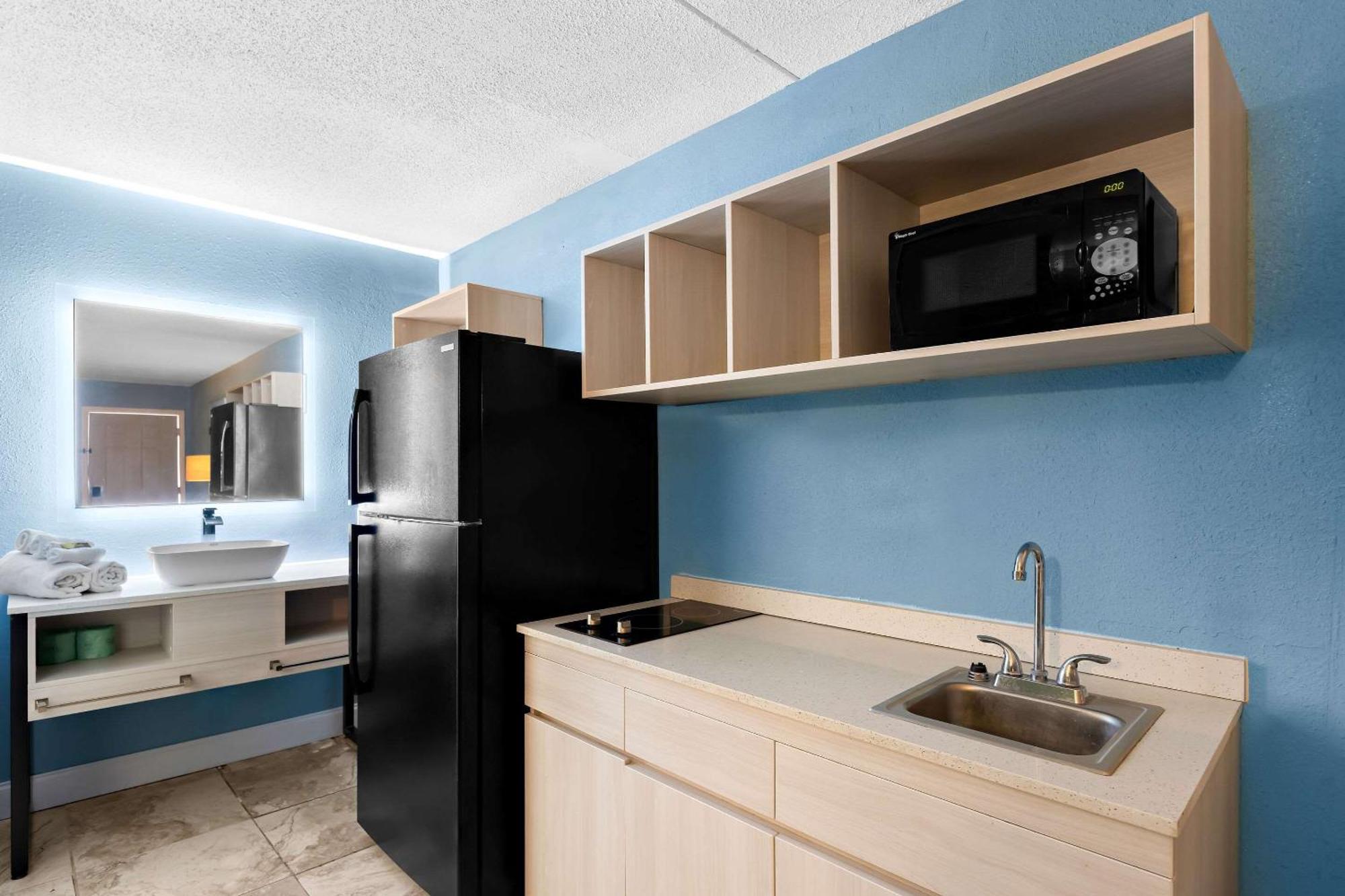 Suburban Studios By Choice Hotels - Award Winning - New 2024 - Walk To Eateries & Grocery - Ultra Sparkling - Garden Rooms - Designer Lighting & Right Off I-95 - Proudly An All American Managed Property Brunswick Εξωτερικό φωτογραφία