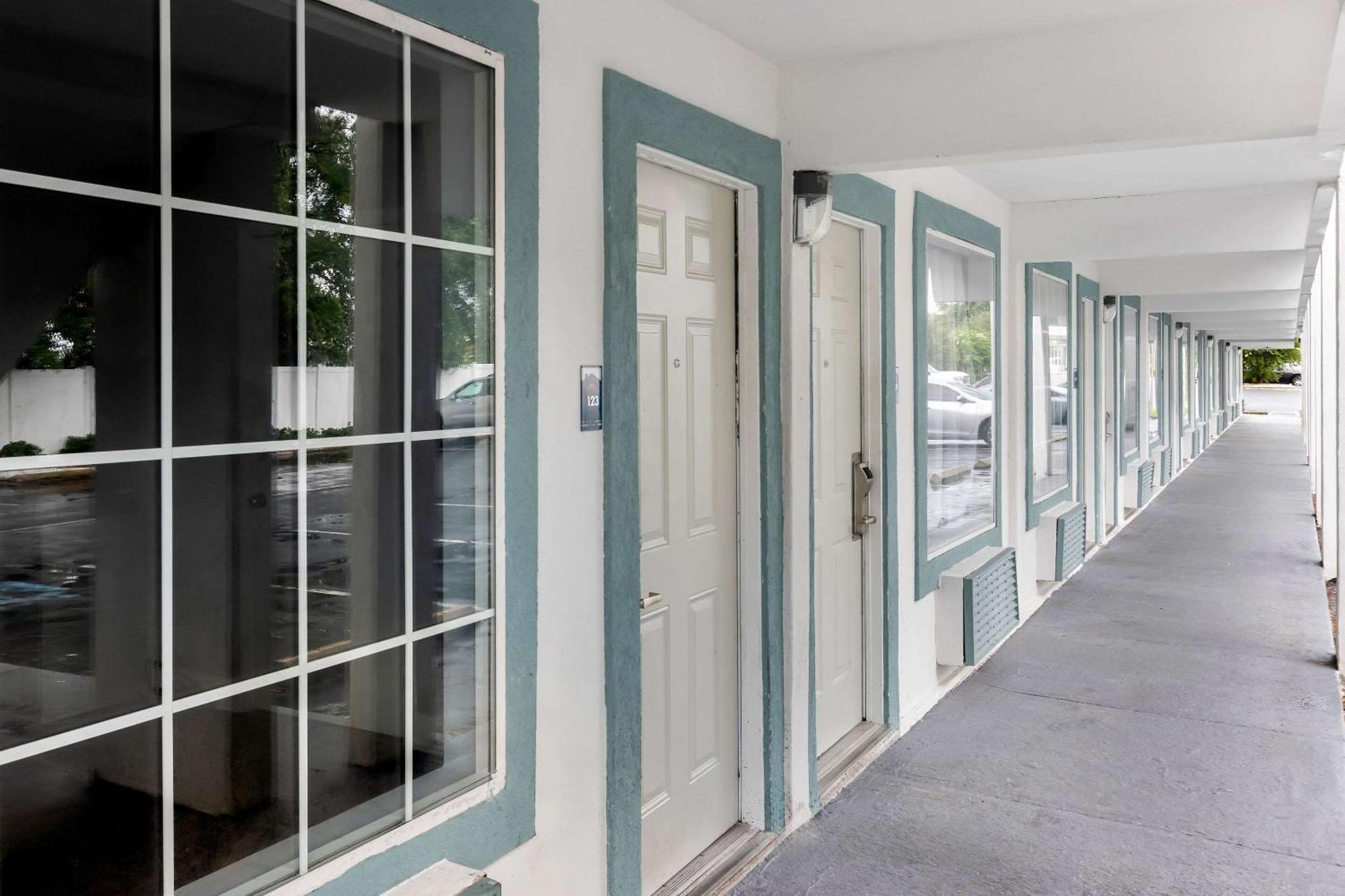 Suburban Studios By Choice Hotels - Award Winning - New 2024 - Walk To Eateries & Grocery - Ultra Sparkling - Garden Rooms - Designer Lighting & Right Off I-95 - Proudly An All American Managed Property Brunswick Εξωτερικό φωτογραφία