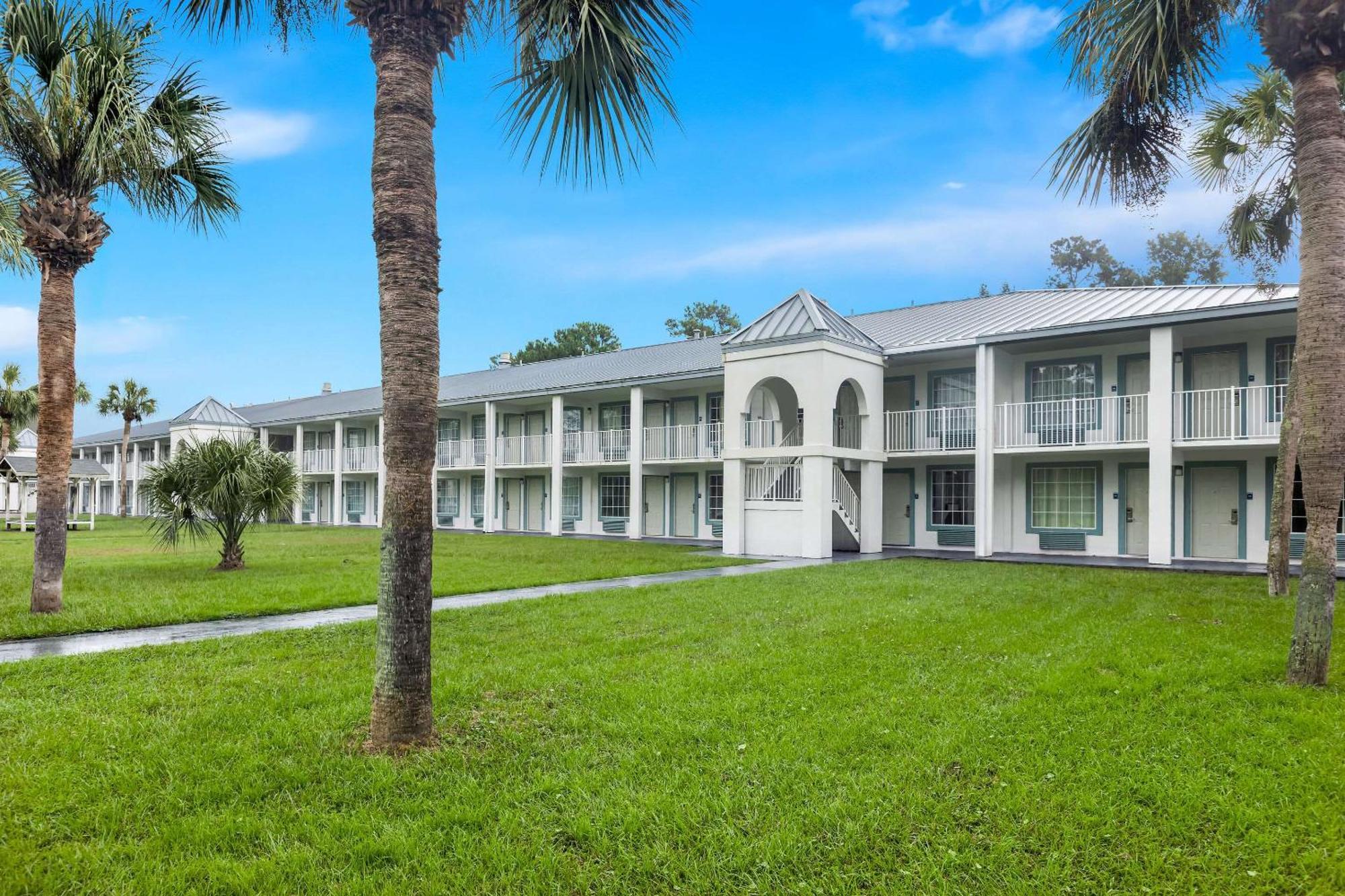 Suburban Studios By Choice Hotels - Award Winning - New 2024 - Walk To Eateries & Grocery - Ultra Sparkling - Garden Rooms - Designer Lighting & Right Off I-95 - Proudly An All American Managed Property Brunswick Εξωτερικό φωτογραφία